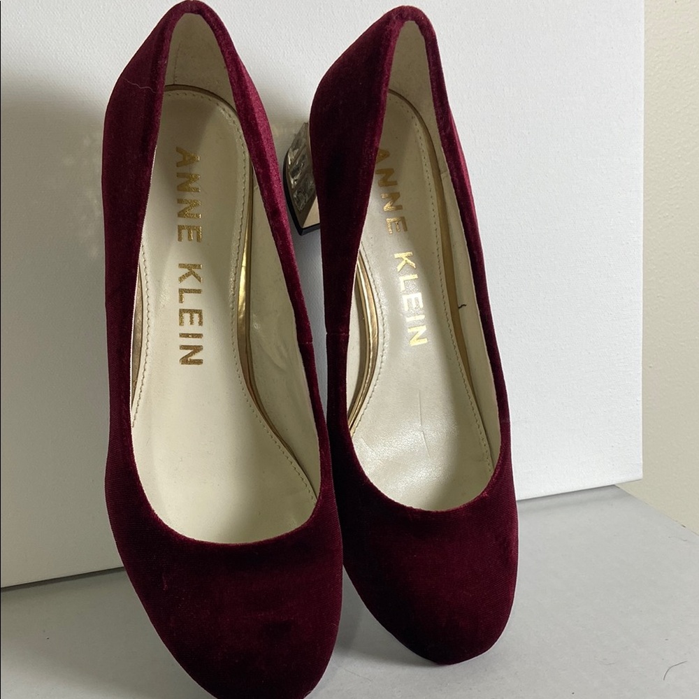 Anne Klein Red Heels Classic Suede low Pumps